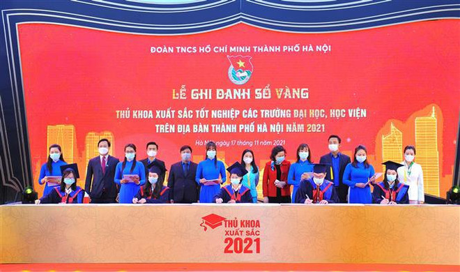 Honran a 90 graduados universitarios sobresalientes de Hanoi ảnh 1 Honran a 90 graduados universitarios sobresalientes de Hanoi ảnh 1