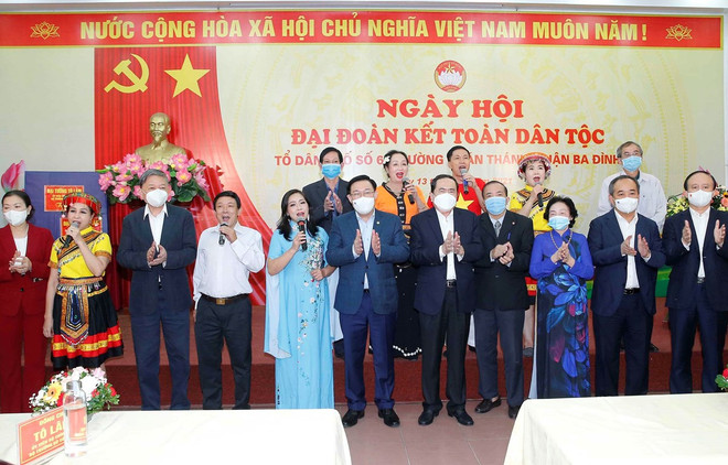 Presidente del Parlamento comparte alegría con hanoyenses en Festival de Gran Unidad Nacional ảnh 1 Presidente del Parlamento comparte alegría con hanoyenses en Festival de Gran Unidad Nacional ảnh 1