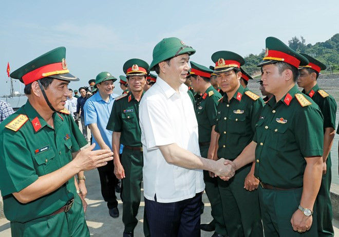 Presidente visita las fuerzas armadas de provincia costera de Nghe An ảnh 1 Presidente visita las fuerzas armadas de provincia costera de Nghe An ảnh 1