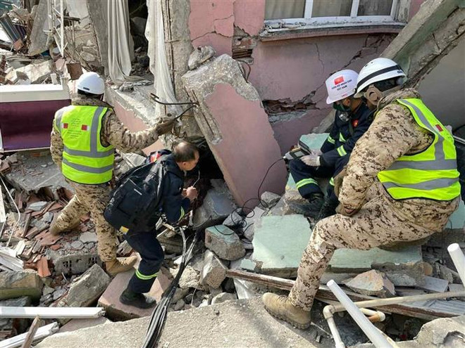 Rescatistas vietnamitas consiguen localizar víctimas del terremoto en Turquía ảnh 2 Rescatistas vietnamitas consiguen localizar víctimas del terremoto en Turquía ảnh 2