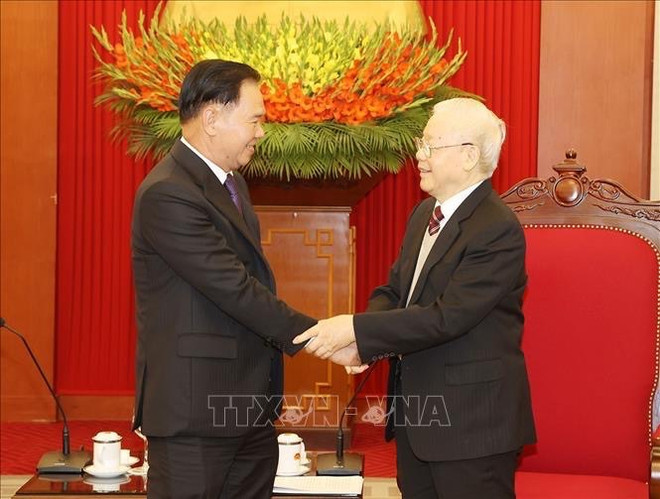 Máximo dirigente del PCV recibe a delegación partidista de Laos ảnh 1 Máximo dirigente del PCV recibe a delegación partidista de Laos ảnh 1