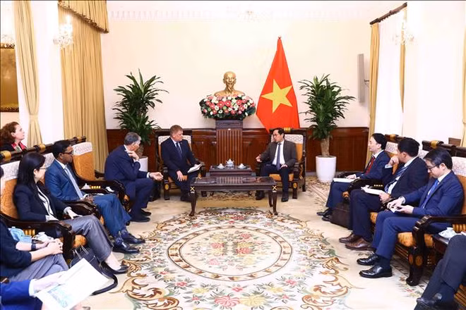 Canciller vietnamita promete apoyo a nexos comerciales y de inversiones con UE ảnh 1
