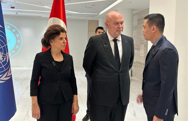 Embajador vietnamita participa en acto de homenaje a víctimas de terremoto ảnh 1 Embajador vietnamita participa en acto de homenaje a víctimas de terremoto ảnh 1