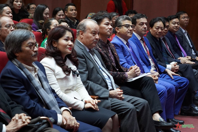 Estrenan en Hanoi obra dramática sobre Presidente Ho Chi Minh ảnh 2 Estrenan en Hanoi obra dramática sobre Presidente Ho Chi Minh ảnh 2