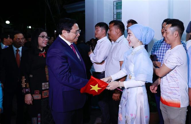 Premier de Vietnam resalta unidad entre connacionales en Brunei ảnh 2 Premier de Vietnam resalta unidad entre connacionales en Brunei ảnh 2