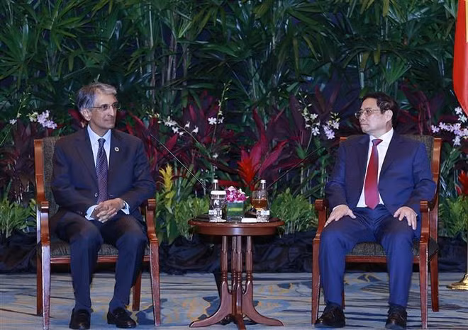 Premier de Vietnam recibe a empresas líderes de Singapur ảnh 3