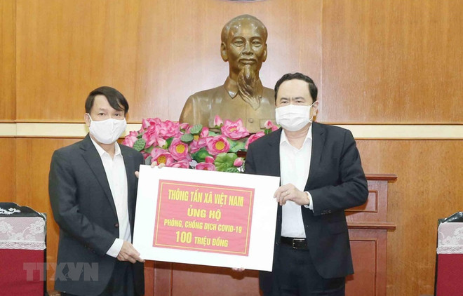 Frente de la Patria de Vietnam recibe apoyo financiero dedicado a la lucha contra COVID-19 ảnh 1 Frente de la Patria de Vietnam recibe apoyo financiero dedicado a la lucha contra COVID-19 ảnh 1