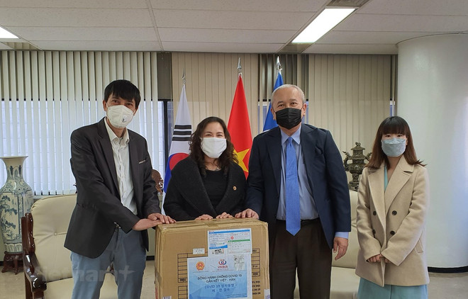 Donan mascarillas a vietnamitas residentes en Corea del Sur ảnh 1