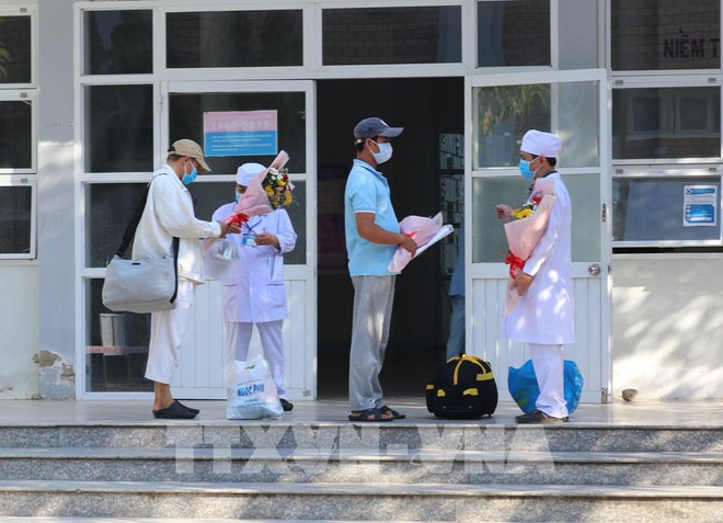Pacientes de COVID-19 reciben alta médica en provincia vietnamita ảnh 1 Pacientes de COVID-19 reciben alta médica en provincia vietnamita ảnh 1