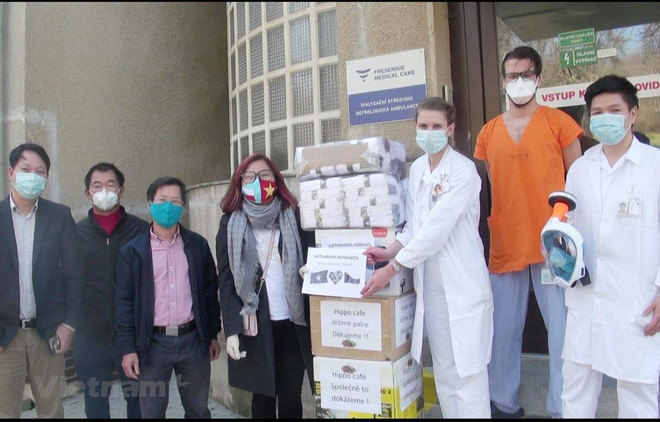 Vietnamitas donan miles de artículos médicos a hospitales checos ảnh 1 Vietnamitas donan miles de artículos médicos a hospitales checos ảnh 1