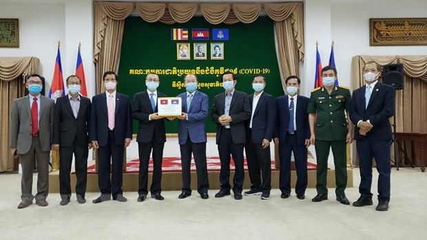 Vietnam dona equipos médicos a Camboya para lucha contra el COVID-19 ảnh 1