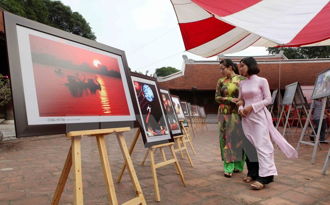 Exposición resalta logros de 30 años de renovación de Hanoi ảnh 1 Exposición resalta logros de 30 años de renovación de Hanoi ảnh 1