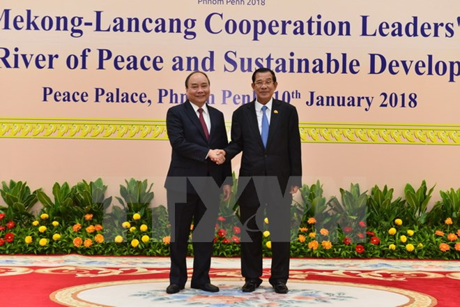 Premier de Vietnam llegar a Camboya para asistir a Cumbre de Cooperación Mekong-Lancang ảnh 1 Premier de Vietnam llegar a Camboya para asistir a Cumbre de Cooperación Mekong-Lancang ảnh 1