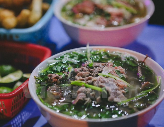 “Pho” vietnamita entre platos a probar por turistas ảnh 1