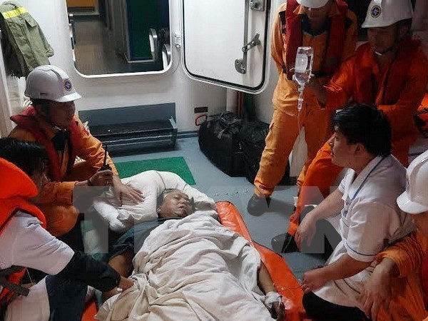 Vietnam salva a marinero filipino accidentado en el mar ảnh 1