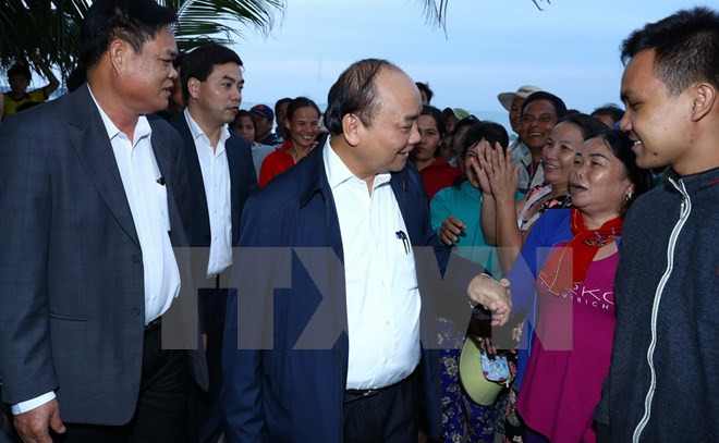Premier de Vietnam entrega donaciones a pobladores afectados por desastres ảnh 1 Premier de Vietnam entrega donaciones a pobladores afectados por desastres ảnh 1