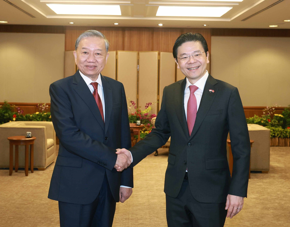 El primer ministro singapurense y secretario general del Partido de Acción Popular de Singapur (PAP), Lawrence Wong, recibió al secretario general del Partido Comunista de Vietnam, To Lam, en su visita oficial al país insular el 12 de marzo. (Fuente: VNA)