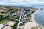Vista de la aldea de Vinh Truong, comuna de Phuoc Dinh, distrito de Thuan Nam de Ninh Thuan, que se encuentra en el área donde se suspendió la construcción de la planta de energía nuclear Ninh Thuan 1 y se invirtió en obras de infraestructura esenciales. (Foto: VNA)