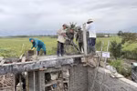Los oficiales y soldados ayudan a los pobladores a reconstruir sus hogares (Foto: VNA)
