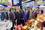 El viceprimer ministro Tran Hong Ha visita el pabellón de Vietnam (Foto: VNA)