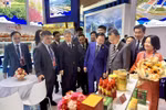 El viceprimer ministro Tran Hong Ha visita el pabellón de Vietnam (Foto: VNA)