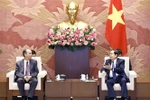 El presidente de la Asamblea Nacional de Vietnam, Tran Thanh Man (derecha), conversa con el embajador cubano, Rogelio Polanco Fuentes. (Foto: VNA)