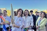 La directora general de la UNESCO, Audrey Azoulay, y la embajadora Nguyen Thi Van Anh, representante permanente de Vietnam ante la UNESCO, en una ceremonia de recepción de la Antorcha Paralímpica en la sede de la UNESCO. (Foto: VNA)