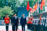 El secretario general del Partido Comunista y presidente de Vietnam, To Lam, y el primer ministro de Tailandia, Anutin Charnvirakul, pasan revista a la guardia de honor (Foto: VNA)