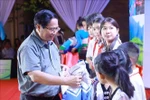 El primer ministro Pham Minh Chinh regala abrigos a los estudiantes de la comuna de Bat Mot. (Foto: VNA)