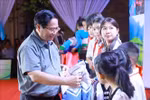El primer ministro Pham Minh Chinh regala abrigos a los estudiantes de la comuna de Bat Mot. (Foto: VNA)
