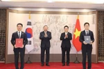 El secretario general del Partido Comunista de Vietnam, To Lam, y el presidente surcoreano, Lee Jae Myung, presencian la firma del memorando de entendimiento para la cooperación científica y tecnológica entre ambos países (Foto: VNA)