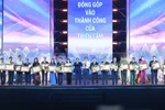 El primer ministro de Vietnam, Pham Minh Chinh, otorga certificados de mérito a colectivos e individuos con logros destacados en la organización de la exposición (Foto: VNA)