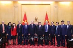 El director de la Academia Nacional de Política Ho Chi Minh, Nguyen Xuan Thang, y el embajador cubano, Rogelio Polanco Fuentes, junto con los delegados (Foto: VNA)