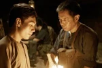Los actores Thai Hoa y Quang Tuan interpretan el papel de soldados que viven en los túneles