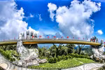 El Puente Dorado en el complejo Ba Na Hills, en la ciudad de Da Nang, es una atracción turística popular tanto para visitantes nacionales como internacionales. (Foto: VNA)