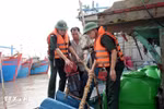 Las autoridades ayudan a los pescadores de la comuna de Hai Thinh (Ninh Binh) a prevenir la tormenta. (Foto: VNA)