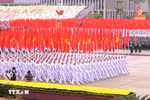 La formación con la bandera del Partido y la bandera nacional (Foto: VNA)