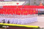 La formación con la bandera del Partido y la bandera nacional (Foto: VNA)