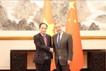 El ministro de Relaciones Exteriores vietnamita, Le Hoai Trung (izquierda), se reúne con su homólogo chino, Wang Yi (Foto: VNA)