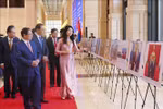 El primer ministro de Vietnam, Pham Minh Chinh, y su homólogo de Laos, Sonxay Siphandone, recorren la exposición (Foto: VNA)