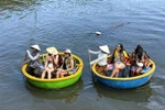 Los turistas disfrutan de paseos en bote cesta en el bosque de cocoteros (Foto: VNA)