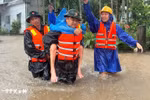 Fuerzas militares rescatan a un residente de una zona inundada. Foto: VNA
