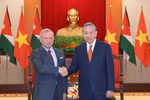 El secretario general del Partido Comunista de Vietnam, To Lam (derecha), recibe al rey jordano, Abdullah II Ibn Al-Hussein (Foto: VNA)