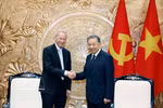 El secretario general del Partido Comunista de Vietnam y presidente del país, To Lam (derecha), recibe a Eric Schmidt, expresidente de Google. (Foto: VNA)