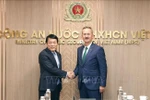 El ministro de Seguridad Pública, general Luong Tam Quang (izquierda), recibe a Haluk Görgün, presidente de la Agencia de Industria de Defensa de Turquía (Foto: VNA)