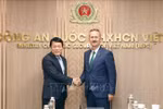 El ministro de Seguridad Pública, general Luong Tam Quang (izquierda), recibe a Haluk Görgün, presidente de la Agencia de Industria de Defensa de Turquía (Foto: VNA)