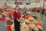 Productos elaborados con ratán y bambú por la aldea artesanal Ninh So, comuna de Hong Van (Hanoi), se exhiben en la Feria de Primavera de 2026. (Foto: VNA)