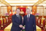 El secretario general del Partido Comunista de Vietnam, To Lam (derecha), se reúne con el presidente francés, Emmanuel Macron (Foto: VNA)
