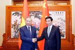El secretario general del Comité Central del PCV y presidente del país, To Lam (izquierda), se reúne con el titular del Comité Nacional de la CCPPCh, Wang Huning. (Foto: VNA)