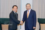 El secretario general del Partido Comunista y presidente de Vietnam, To Lam, recibe a Thapana Sirivadhanabhakdi, presidente ejecutivo del Grupo TCC y director general de la empresa ThaiBev. (Foto: VNA)